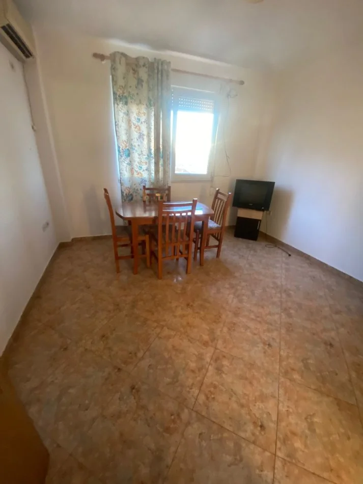 Tirane, jepet me qera apartament 2+1+Ballkon Kati 4, 400 m² 400 € (rruga 5 Maj)