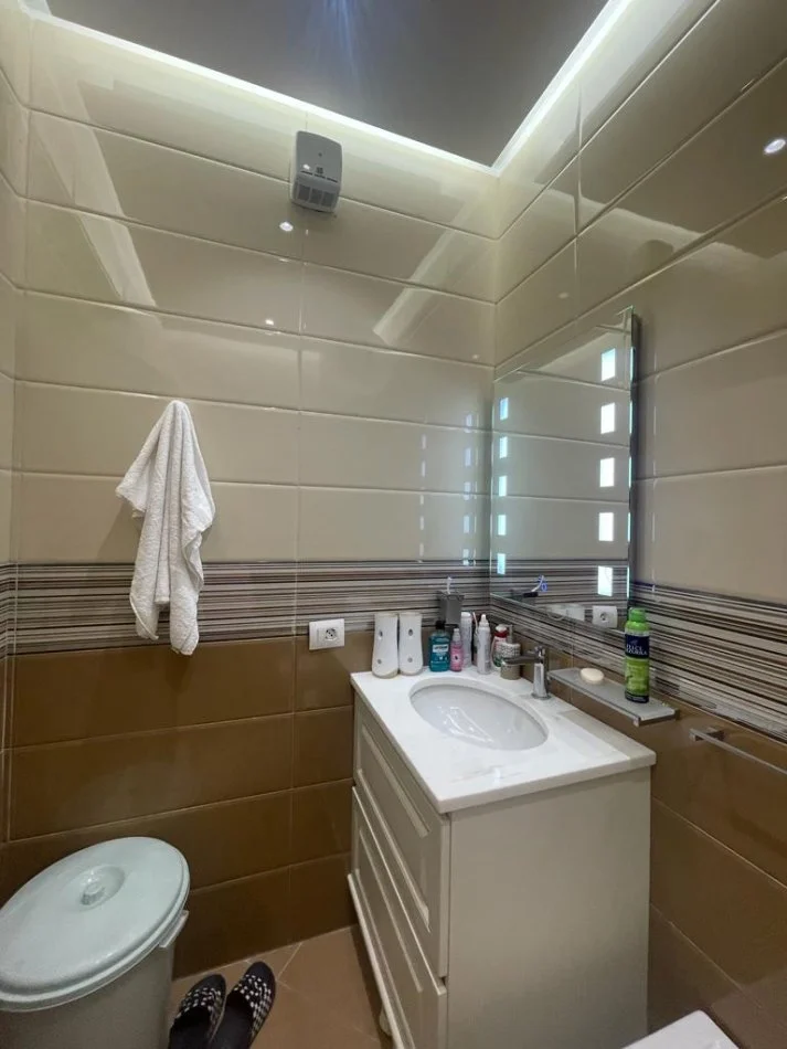 Tirane, jepet me qera apartament 3+1+Ballkon Kati 6, 163 m² 2.500 € (Qender)