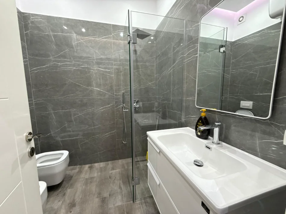 Tirane, shitet apartament 2+1 , 93 m² 260.000 € (Ish UET)