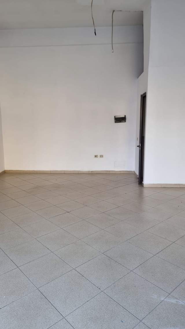 Tirane, jepet me qera ambjent biznesi Kati 0, 42 m² 250 Euro
