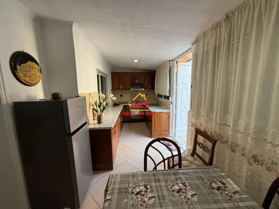 Vlore, jepet me qera apartament 2+1+Ballkon Kati 1, 80 m² 350 € (Rruga Sadik Zotaj)