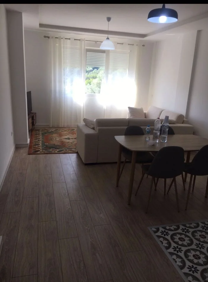Tirane, jepet me qera apartament 1+1+Ballkon Kati 4, 72 m² 500 € (Kopshti Zoologjik)