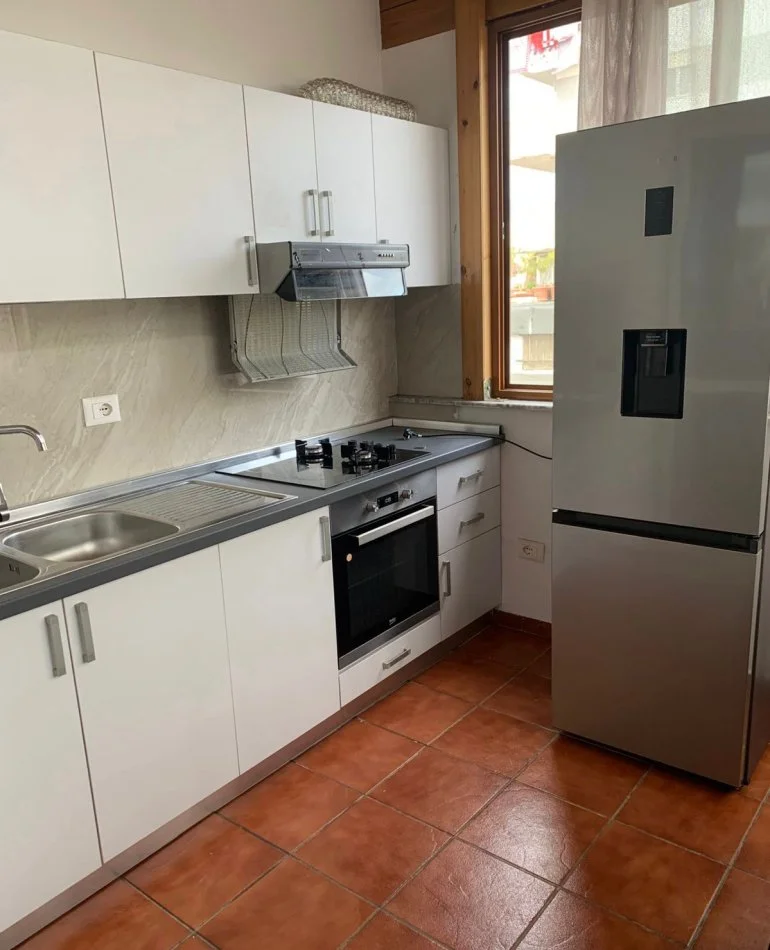 Tirane, jepet me qera apartament 1+1+Ballkon Kati 5, 68 m² 500 € (Don Bosko)