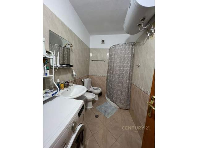 Tirane, jepet me qera apartament 1+1+BLK Kati 8, 65 m² 450 Euro (Rruga Beqir Luga)