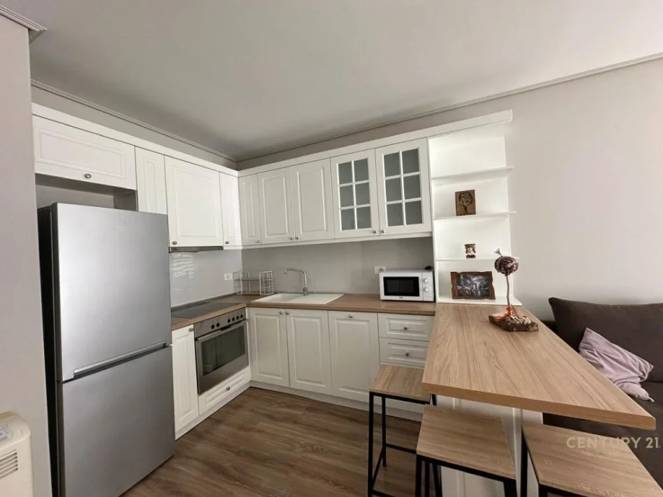 Tirane, jepet me qera apartament Kati 5, 500 m² 800 € (21 dhjetori)