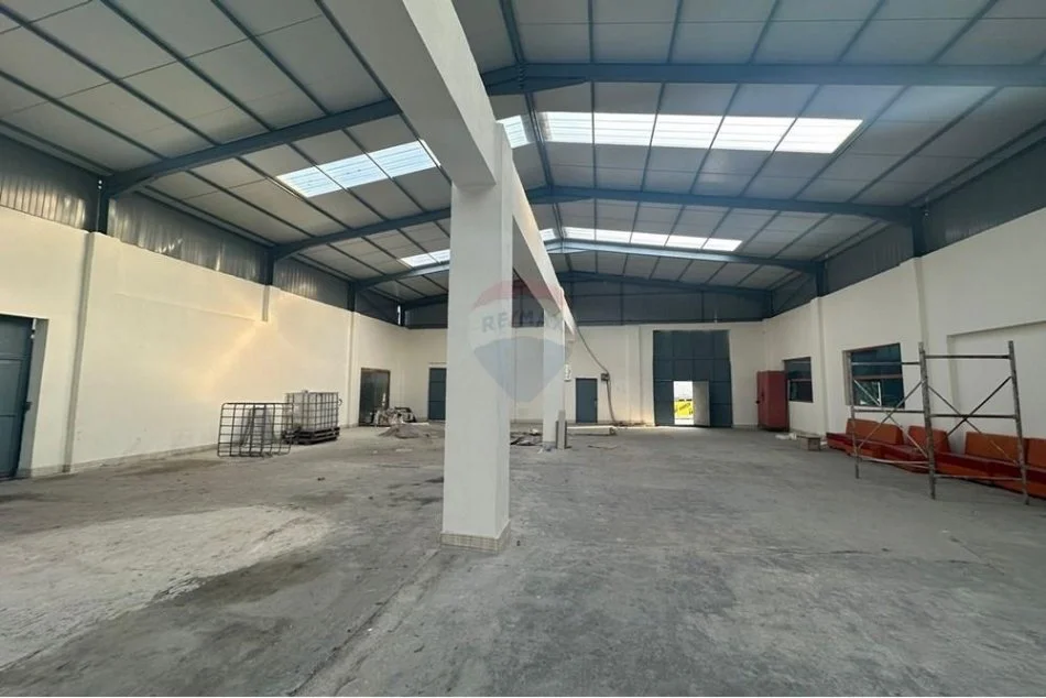 Tirane, jepet me qera magazine Kati 0, 1.000 m² 4.000 € (Rruga Kavajes)