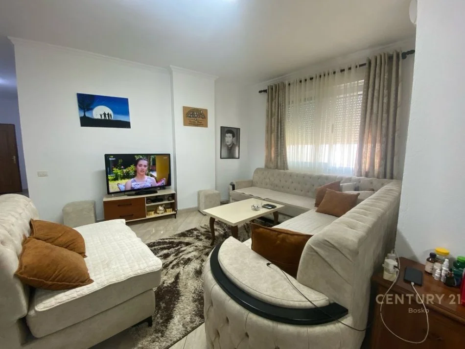 Tirane, shes apartament 2+1 Kati 8, 108 m² 236.500 € (Stacioni i Trenit)