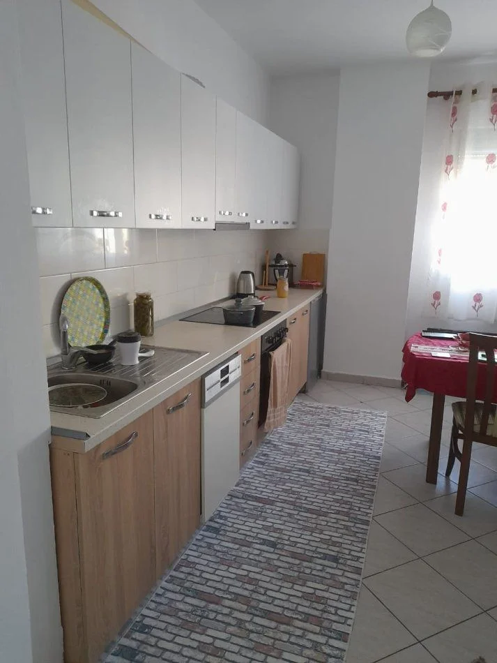 Tirane, jepet me qera apartament 1+1+Ballkon Kati 2, 66 m² 400 € (FRESKU)