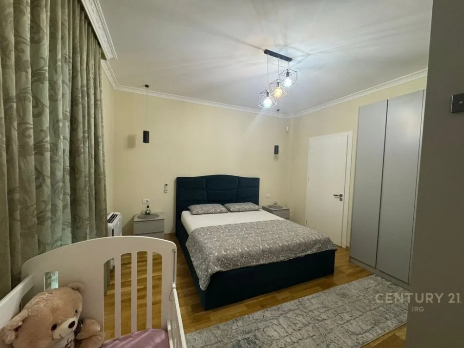 Tirane, jepet me qera Vile 3+1 Kati 3, 370 m² 2.000 € (QTU)