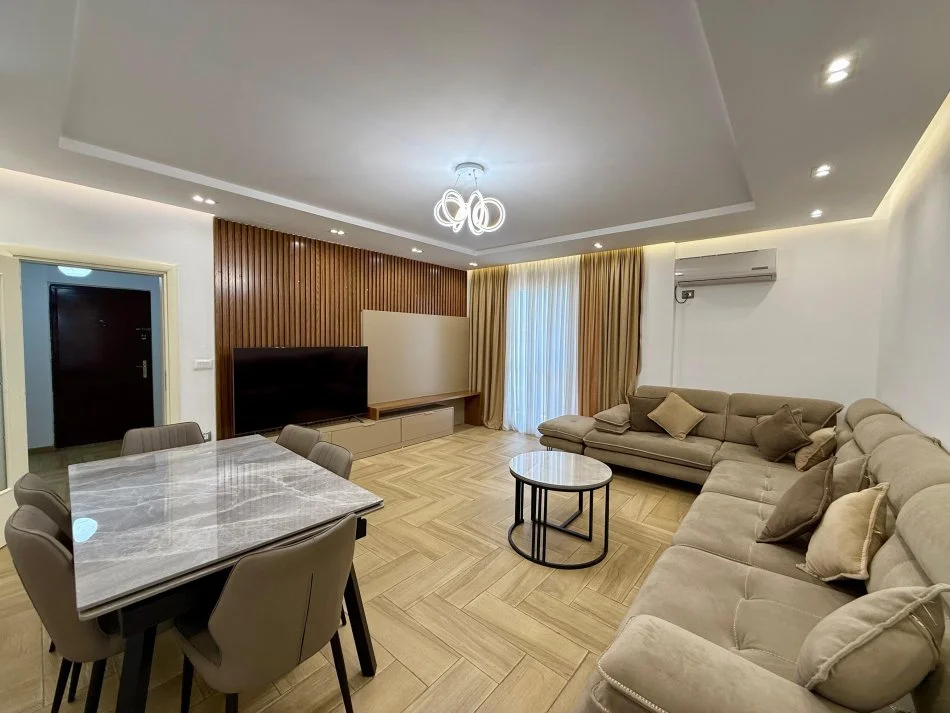 Tirane, jepet me qera apartament 2+1+Aneks+Ballkon Kati 4, 100 m² 800 € (21 dhjetori)