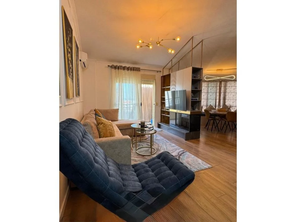 Tirane, jepet me qera 1+1 Kati 3, 82 m² 600 € 