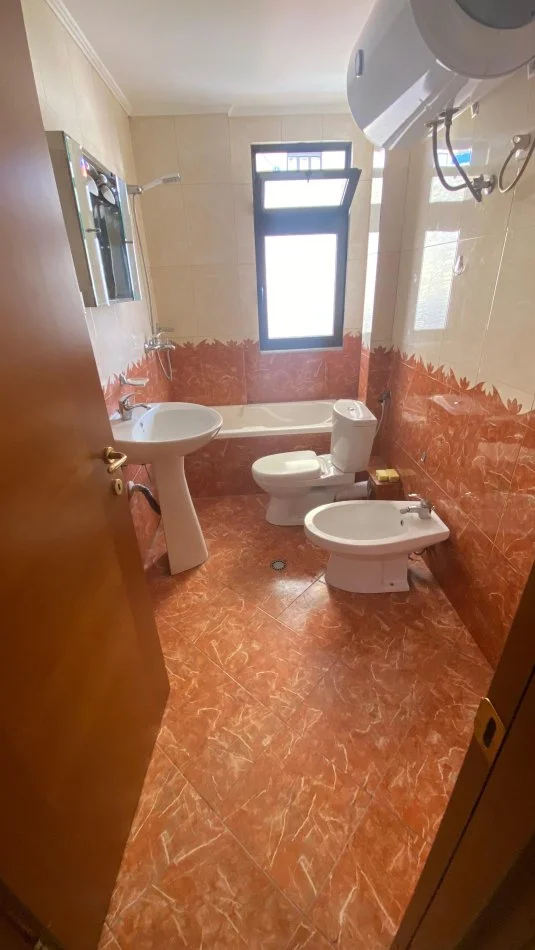 Tirane, jepet me qera apartament 1+1+Ballkon Kati 4, 65 m² 350 € (Tv Klan , Porcelan)