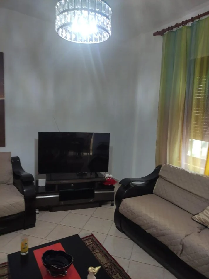 Tirane, jepet me qera apartament 2+1+Aneks+Ballkon Kati 3, 90 m² 600 € (Selvia)