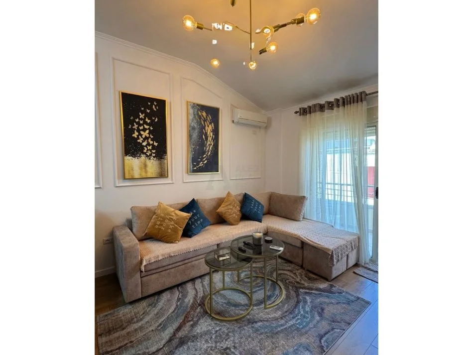 Tirane, jepet me qera 1+1 Kati 3, 82 m² 600 € 