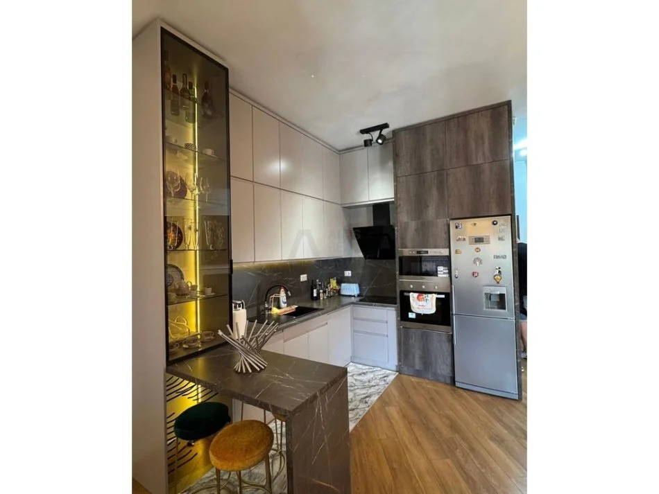 Tirane, jepet me qera 1+1 Kati 3, 82 m² 600 € 