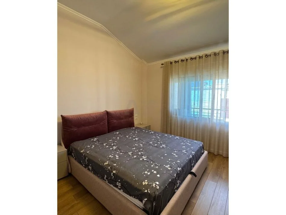 Tirane, jepet me qera 1+1 Kati 3, 82 m² 600 € 