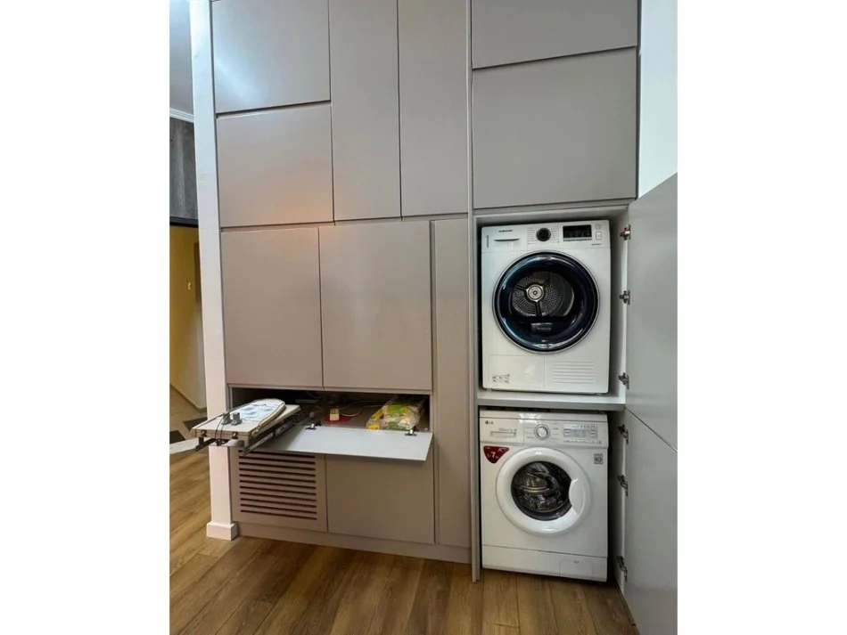 Tirane, jepet me qera 1+1 Kati 3, 82 m² 600 € 