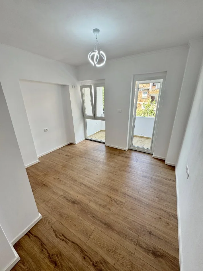 Tirane, shitet apartament 2+1+Ballkon Kati 4, 64 m² 169.000 € (Rruga e Kavajes)