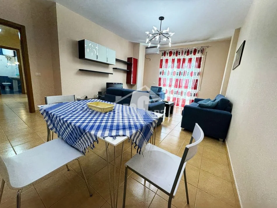 Tirane, jepet me qera apartament 2+1+Ballkon Kati 3, 100 m² 900 € (RRUGA “MUSTAFA MATOHITI”, MBRAPA PIRAMIDES)