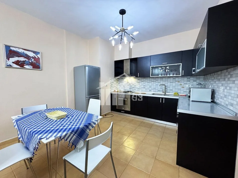 Tirane, jepet me qera apartament 2+1+Ballkon Kati 3, 100 m² 900 € (RRUGA “MUSTAFA MATOHITI”, MBRAPA PIRAMIDES)