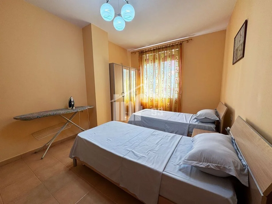 Tirane, jepet me qera apartament 2+1+Ballkon Kati 3, 100 m² 900 € (RRUGA “MUSTAFA MATOHITI”, MBRAPA PIRAMIDES)