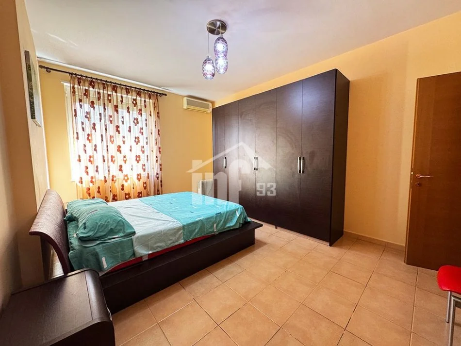 Tirane, jepet me qera apartament 2+1+Ballkon Kati 3, 100 m² 900 € (RRUGA “MUSTAFA MATOHITI”, MBRAPA PIRAMIDES)