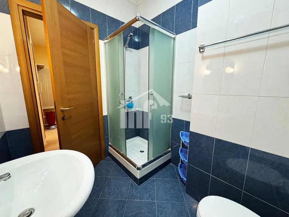 Tirane, jepet me qera apartament 2+1+Ballkon Kati 3, 100 m² 900 € (RRUGA “MUSTAFA MATOHITI”, MBRAPA PIRAMIDES)