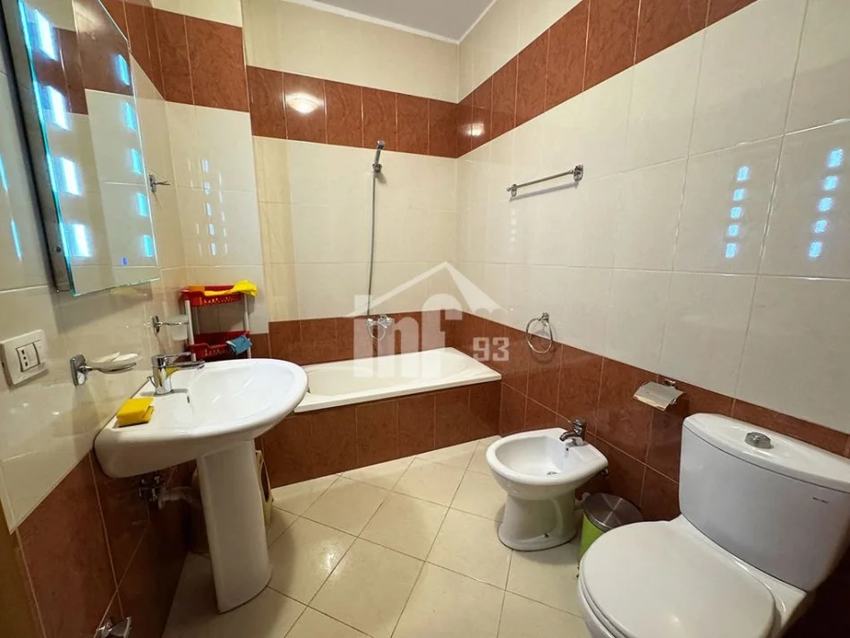 Tirane, jepet me qera apartament 2+1+Ballkon Kati 3, 100 m² 900 € (RRUGA “MUSTAFA MATOHITI”, MBRAPA PIRAMIDES)