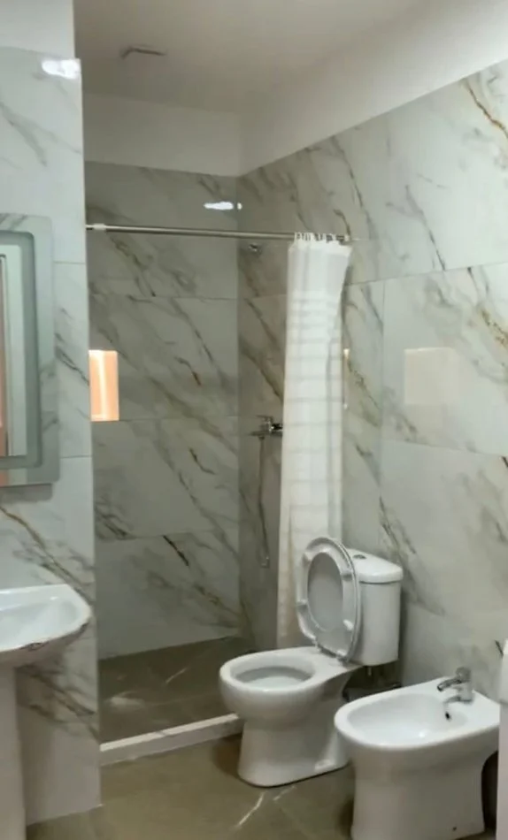 Tirane, jepet me qera apartament 1+1+Ballkon Kati 5, 75 m² 400 € (rruga Muhamed Deliu)