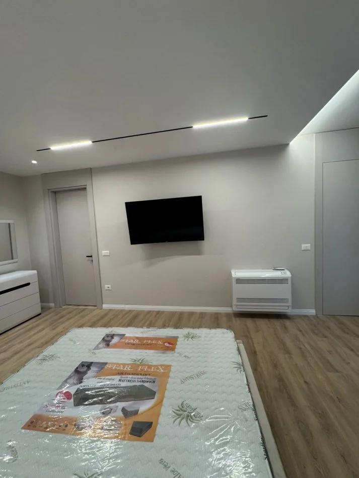 Tirane, jepet me qera apartament 2+1+Ballkon Kati 2, 118 m² 1.300 € (Rruga e Barikadave)