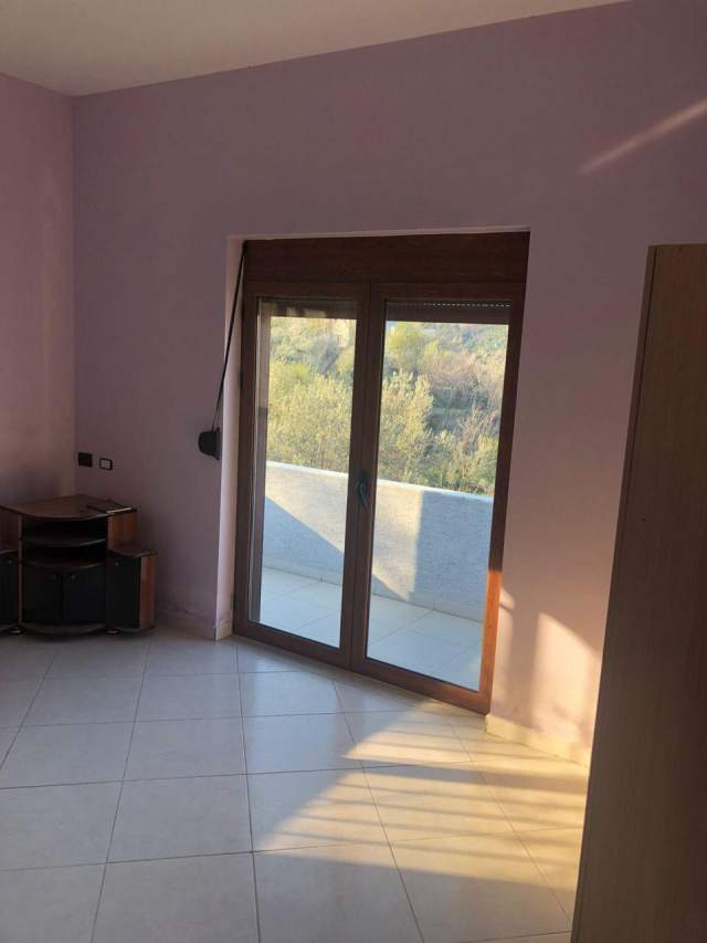 Tirane, jepet me qera 2+1+BLK Kati 1, 140 m² 20.000 Leke (Siper restorant Freskut)