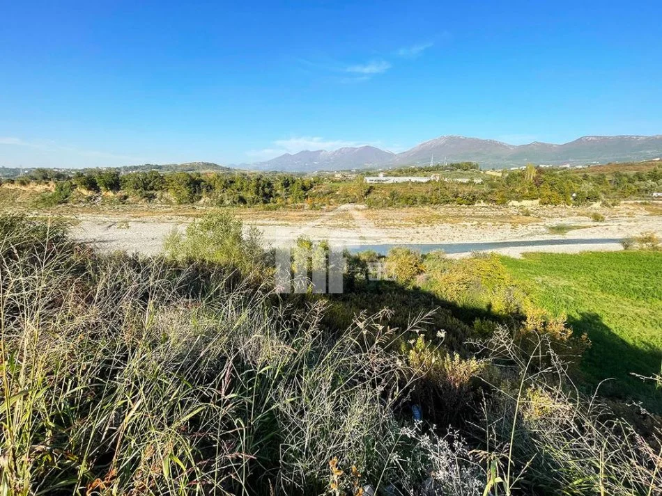 Tirane, jepet me qera toke , 4.160 m² (BERZHITE, 5 MIN NGA TEG)