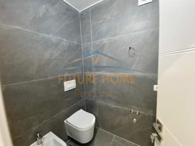 Durres, jepet me qera apartament 2+1 Kati 5, 120 m² 800 Euro (VOLLGA)