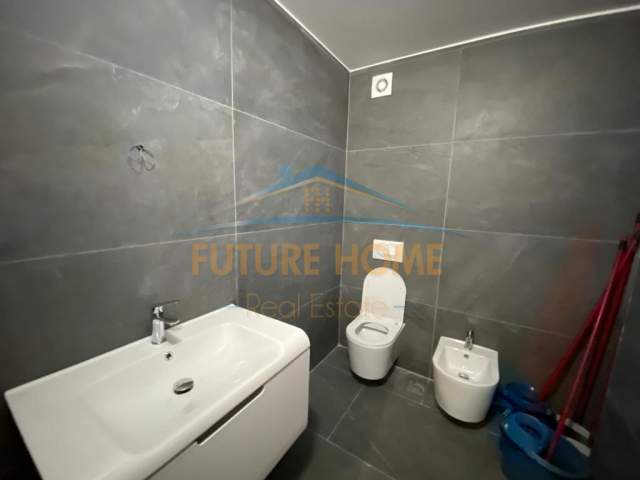 Durres, jepet me qera apartament 2+1 Kati 5, 120 m² 800 Euro (VOLLGA)