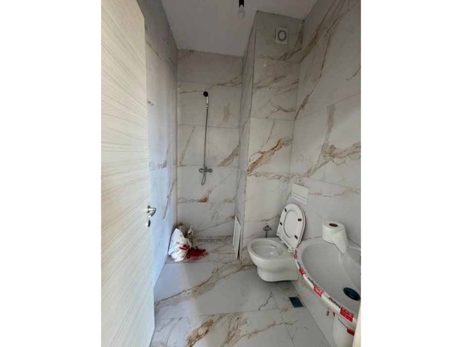 Tirane, jepet me qera apartament 2+1 Kati 1, 85 m² 300 € 