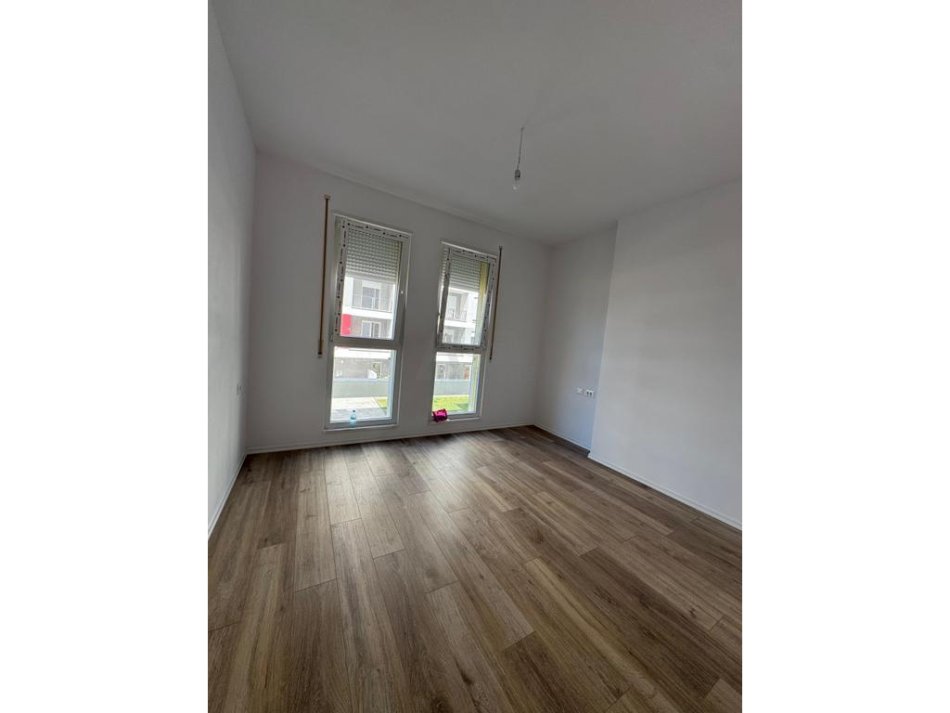 Tirane, jepet me qera apartament 2+1 Kati 1, 85 m² 300 € 