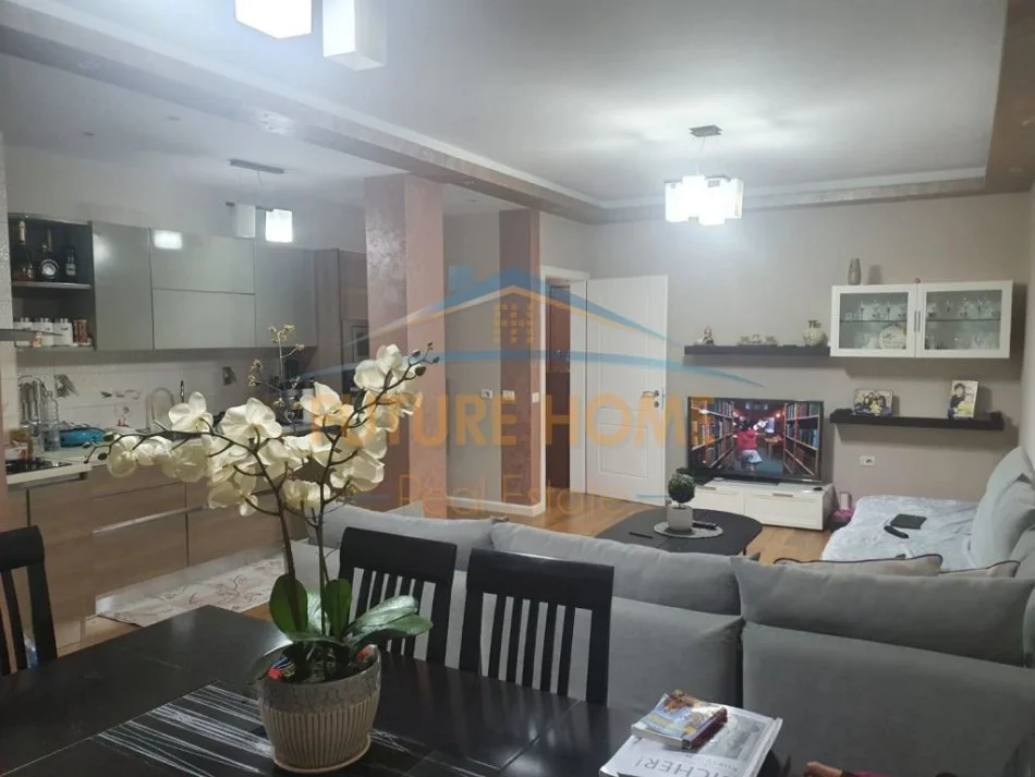 Tirane, jepet me qera apartament 2+1 Kati 5, 105 m² 550 € (VILA L)   UNA24275