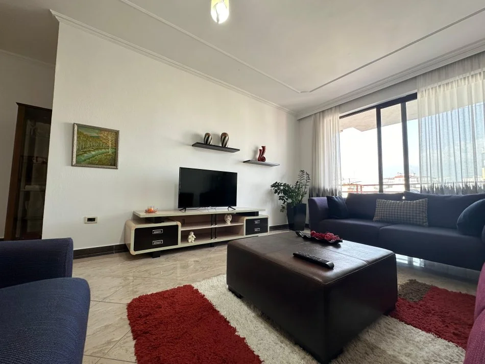 Tirane, jepet me qera apartament 1+1+Ballkon , 800 € (ne Bllok)