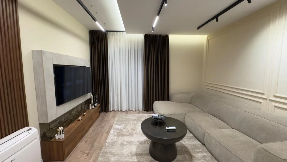 Tirane, jepet me qera apartament 2+1+Ballkon Kati 1, 105 m² 1.300 € (Liqeni i Thatë)