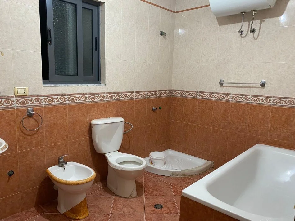 Tirane, jepet me qera Vile 2 Katshe  350€ (Vile 3 kateshe)