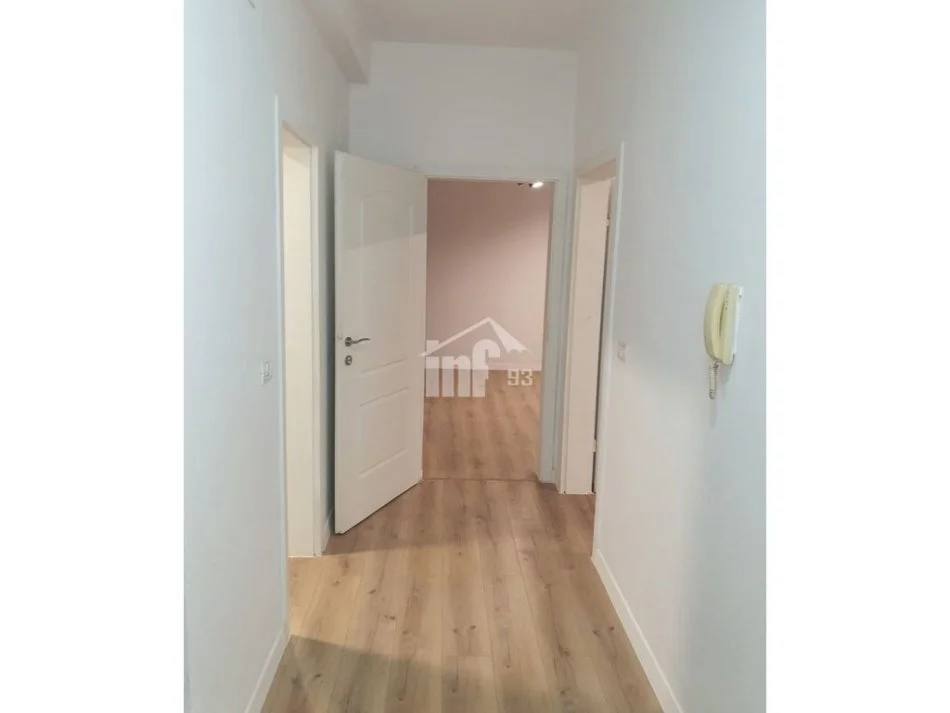 Tirane, jepet me qera zyre Kati 3, 76 m² 900 € (RRUGA "BRIGADA VIII", NË QENDER TË ISH BLLOKUT)