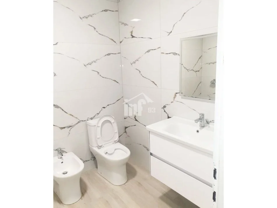 Tirane, jepet me qera zyre Kati 3, 76 m² 900 € (RRUGA "BRIGADA VIII", NË QENDER TË ISH BLLOKUT)