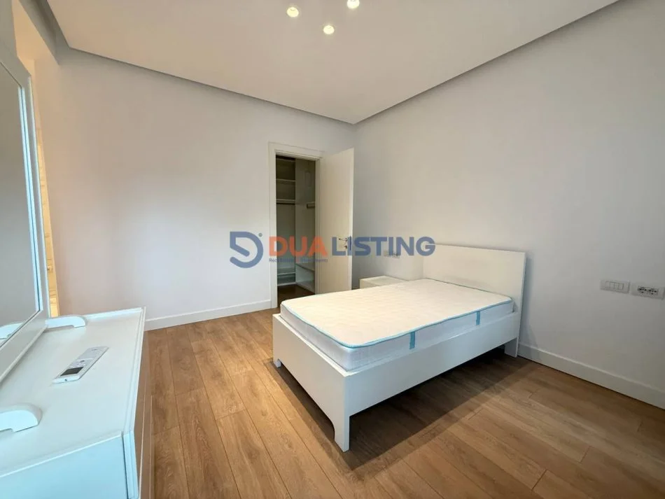 Tirane, jepet me qera apartament duplex 3+1+Ballkon Kati 7, 171 m² 1.500 € (Rruga e Barrikadave)