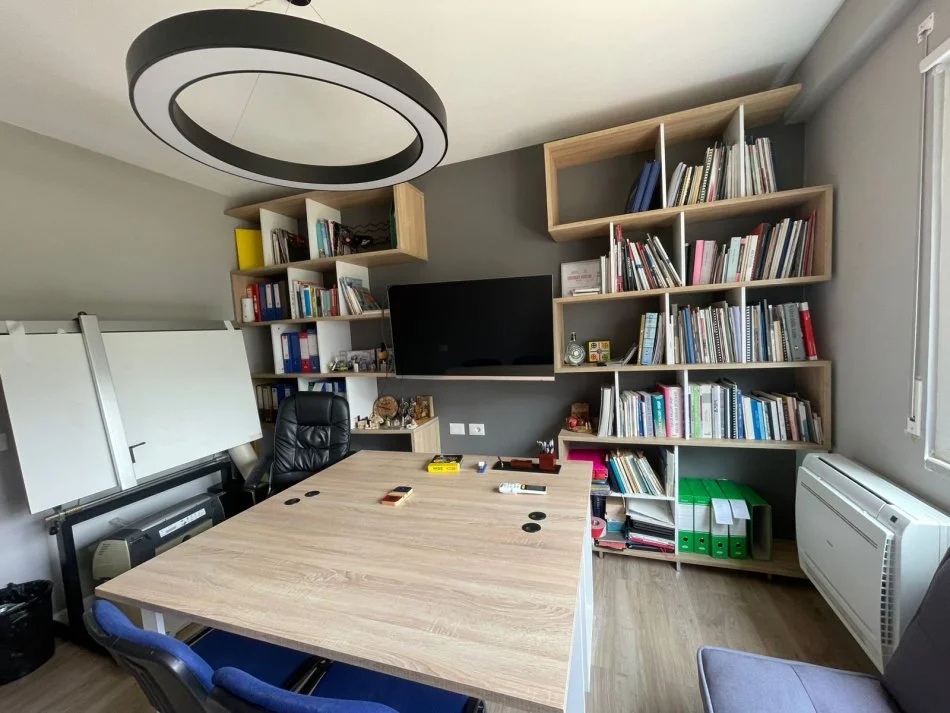 jepet me qera zyra me mobilje  apartament 2+1+Ballkon Kati 1, 110 m² 700 €-astir