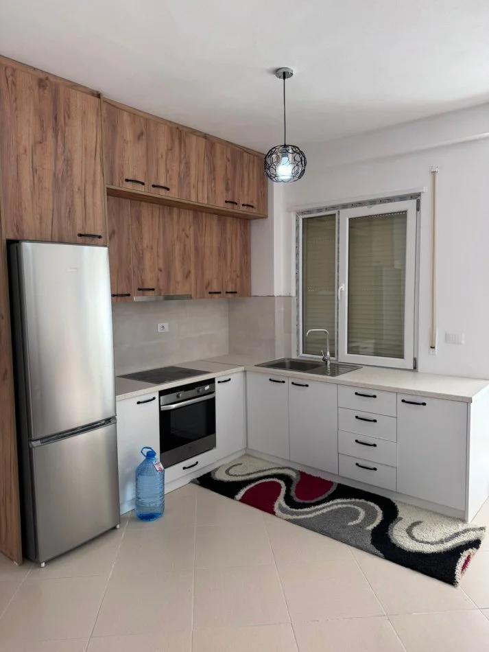 Tirane, jepet me qera apartament 2+1+Ballkon Kati 3, 100 m² 350 € (rruga Ramazan Gaxherri)