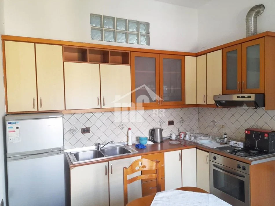Tirane, jepet me qera apartament 1+1+Ballkon Kati 5, 82 m² 600 € (RRUGA “IBRAHIM RUGOVA”, BLLOK)