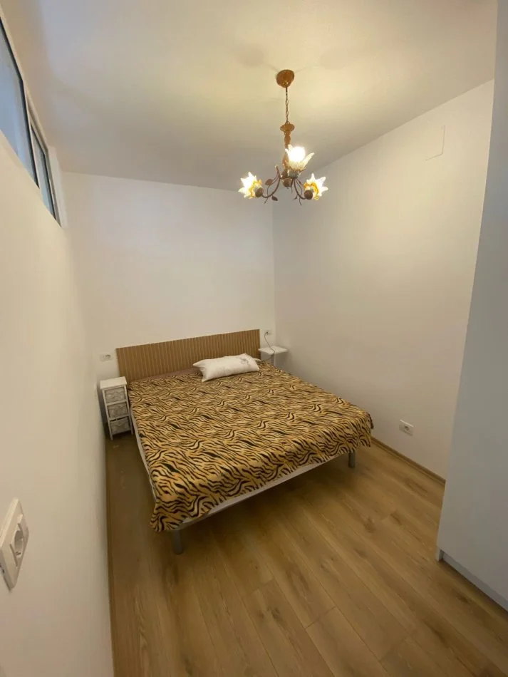 Tirane, jepet me qera apartament 1+1 Kati 5, 60 m² 500 € (Rruga Naim Frasheri, Rruga e Kavajes, 21 Dhjetori, prane Hotel Villa 22.)