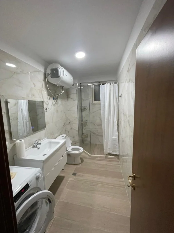 Tirane, jepet me qera apartament 2+1+Ballkon Kati 3, 90 m² 700 € (Komuna e Parisit)
