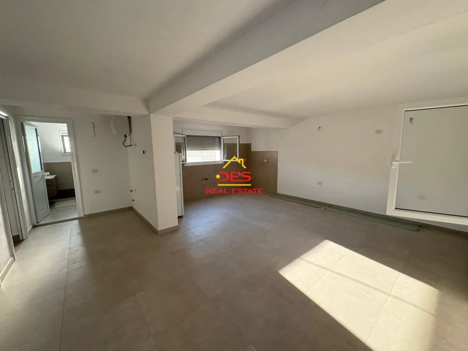 Vlore, shitet Vile Kati 2, 220 m² 170.000 € (Rruga Sokrat Leka)