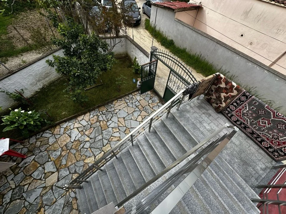 Tirane, jepet me qera apartament duplex 3+1+Ballkon Kati 2, 120 m² 650 € (Rruga gjin gjergji)